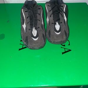 Yeezy 700 v2 vantas